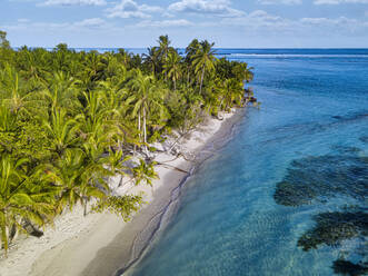 Malediven, Meemu Atoll, Veyvah, Luftaufnahme von Palmen und Sandstrand einer kleinen Insel im Indischen Ozean - KNTF06383