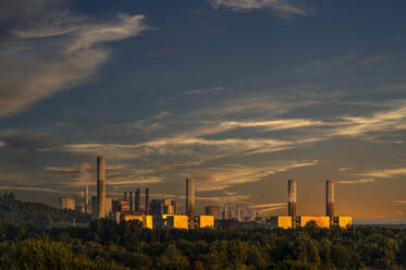 Germany, North Rhine-Westphalia, Grevenbroich, Lignite power station at moody dusk - FRF00941