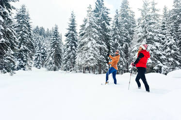 Pärchen beim Winterwandern im Schnee - HHF05714