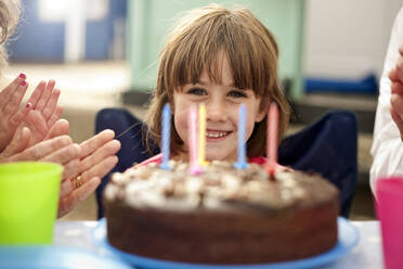 Glückliches Mädchen feiert Geburtstag mit Familie - AJOF01663