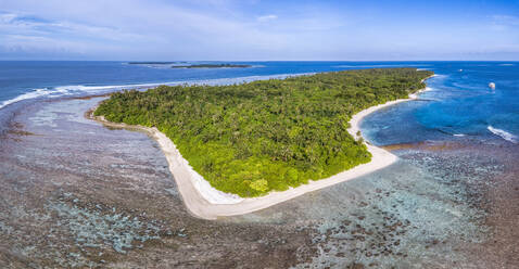 Maldives, Kolhumadulu Atoll, Aerial view of Kanimeedhoo island - KNTF06385