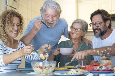Glückliche Familie beim gemeinsamen Essen zu Hause - SIPF02533