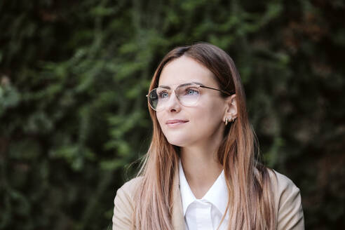 Junge Frau mit blondem Haar und Brille - EBBF04802