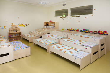 Kinderkrippen- oder Vorschulkindergartenzimmer für den Mittagsschlaf, ausziehbare Etagenbetten - MINF16366