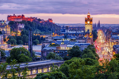 Die Skyline von Edinburgh in der Morgendämmerung. - MINF16375