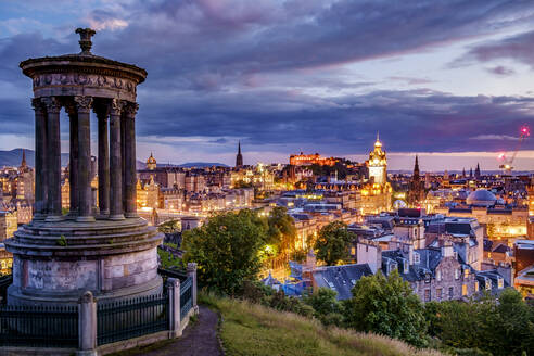 Calton Hill Folly und die Skyline von Edinburgh in der Morgendämmerung. - MINF16376