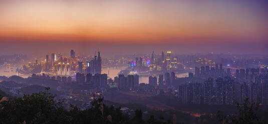 Moderne Skyline von Chongqing mit dem Jangtse-Fluss. - MINF16380