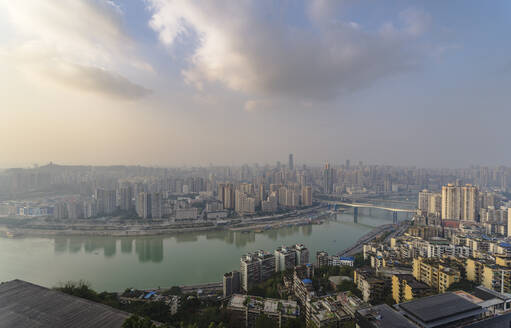 Der Yangtze-Fluss fließt durch Chongqing - MINF16382