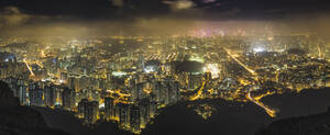 Die Insel Hongkong von den Hügeln aus gesehen, bei Nacht beleuchtet. - MINF16386