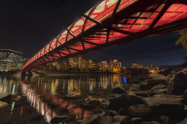 Die moderne Friedensbrücke von Calgary bei Nacht beleuchtet. - MINF16387