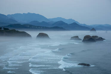 Indian Beach im Ecola State Park mit Nebel über den sich im Morgengrauen brechenden Wellen. - MINF16388