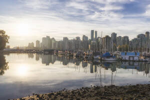 Im Hafen von Vancouver vertäute Boote mit Wolkenkratzern im Hintergrund. - MINF16393
