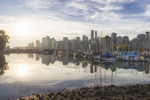 Im Hafen von Vancouver vertäute Boote mit Wolkenkratzern im Hintergrund. - MINF16393