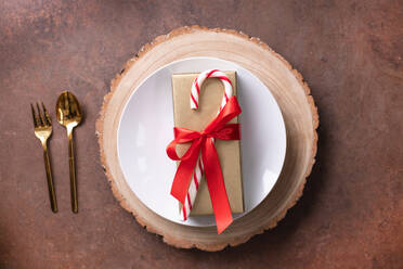 Weihnachten, Draufsicht auf verpackte Geschenke und Dekorationen auf einem Tisch - MINF16404