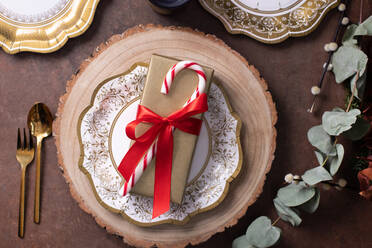 Weihnachten, Draufsicht auf verpackte Geschenke und Dekorationen auf einem Tisch - MINF16405