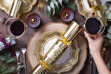 Weihnachten, ein gedeckter Tisch, Blick von oben, Wein und Kerzen, Teller und ein Cracker - MINF16406