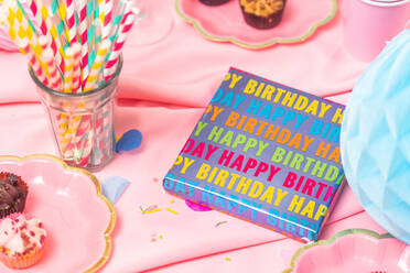 Geburtstagstisch, mit rosa Tischtuch - MINF16413