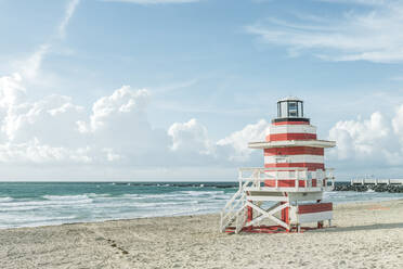 Lifeguard hut on sandy beach. - MINF16438