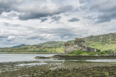 Eilan Donan, eine abgelegene Burg auf einer Gezeiteninsel bei Ebbe. - MINF16440