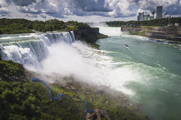 Luftaufnahme der Niagarafälle mit Wolkenkratzern dahinter. - MINF16444