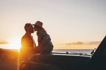 Älteres Paar küsst sich am Strand - SIPF02559