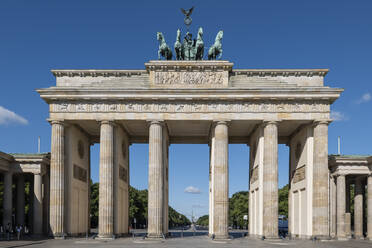 Deutschland, Berlin, Brandenburger Tor bei Tag - ABOF00691