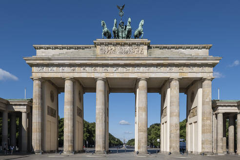 Deutschland, Berlin, Brandenburger Tor bei Tag - ABOF00691