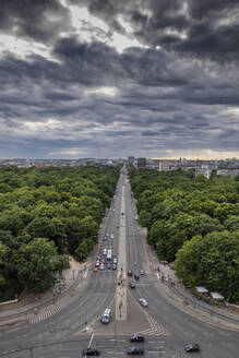 Deutschland, Berlin, Gewitterwolken über der durch den Tiergarten führenden Autobahn - ABOF00693