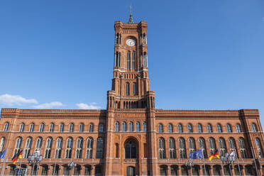 Deutschland, Berlin, Fassade des Roten Rathauses - ABOF00696
