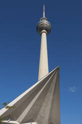 Deutschland, Berlin, Berliner Fernsehturm vor strahlend blauem Himmel - ABOF00697