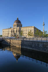 Deutschland, Berlin, Spreekanal mit Berliner Schloss im Hintergrund - ABOF00700