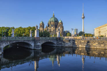 Deutschland, Berlin, Schlossbrucke mit Berliner Dom und Berliner Fernsehturm im Hintergrund - ABOF00701