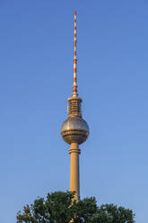 Deutschland, Berlin, Berliner Fernsehturm vor strahlend blauem Himmel - ABOF00702