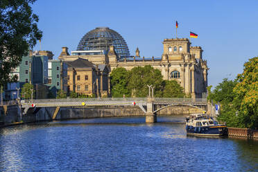 Deutschland, Berlin, Spreekanal mit Reichstag im Hintergrund - ABOF00703