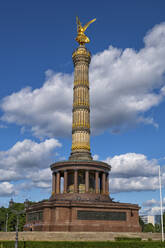 Deutschland, Berlin, Berliner Siegessäule gegen Wolken stehend - ABOF00707