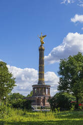 Deutschland, Berlin, Berliner Siegessäule gegen Wolken stehend - ABOF00709