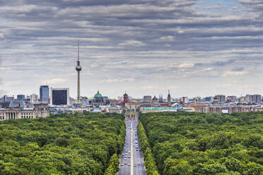 Deutschland, Berlin, Wolken über der Autobahn, die durch den Tiergarten führt, mit der Skyline der Stadt im Hintergrund - ABOF00710