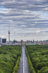 Deutschland, Berlin, Wolken über der Autobahn, die durch den Tiergarten führt, mit der Skyline der Stadt im Hintergrund - ABOF00711