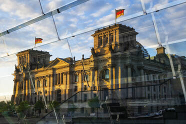 Deutschland, Berlin, Spiegelung des Reichstagsgebäudes in der Abenddämmerung - ABOF00713