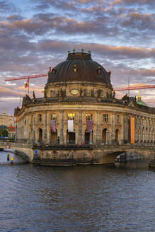 Deutschland, Berlin, Bode Muesum in der Abenddämmerung - ABOF00714