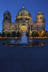 Deutschland, Berlin, Lustgarten-Brunnen plätschert vor dem Berliner Dom bei Nacht - ABOF00715