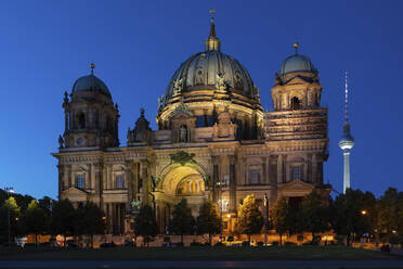 Deutschland, Berlin, Fassade des Berliner Doms bei Nacht mit Berliner Fernsehturm im Hintergrund - ABOF00716