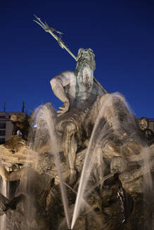 Deutschland, Berlin, Neptunbrunnen plätschert bei Nacht - ABOF00718