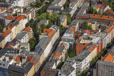 Deutschland, Berlin, Stadtbild eines Wohnviertels aus der Luft - ABOF00721