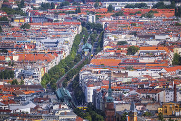 Deutschland, Berlin, Luftbild eines Wohnviertels mit Bahngleisen in der Mitte - ABOF00725