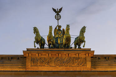 Deutschland, Berlin, Brandenburger Tor Quadriga in der Abenddämmerung - ABOF00729