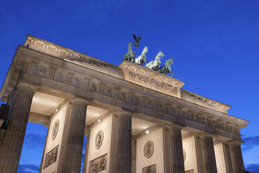 Deutschland, Berlin, Brandenburger Tor in der Abenddämmerung - ABOF00731