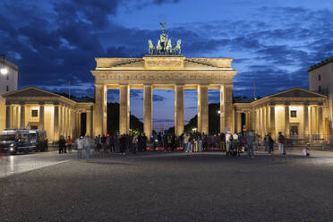 Deutschland, Berlin, Menschen versammeln sich vor dem Brandenburger Tor bei Nacht - ABOF00732