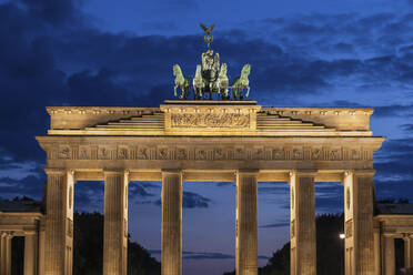 Deutschland, Berlin, Brandenburger Tor bei Nacht - ABOF00733