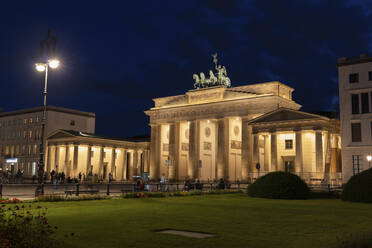 Deutschland, Berlin, Beleuchtetes Brandenburger Tor bei Nacht - ABOF00734